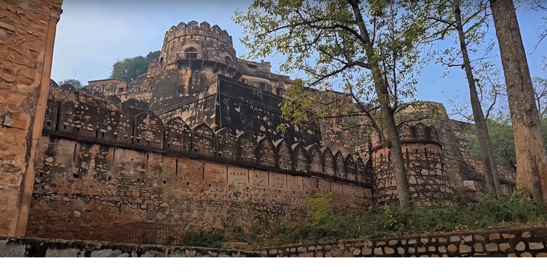 inside view jhansi ka kila