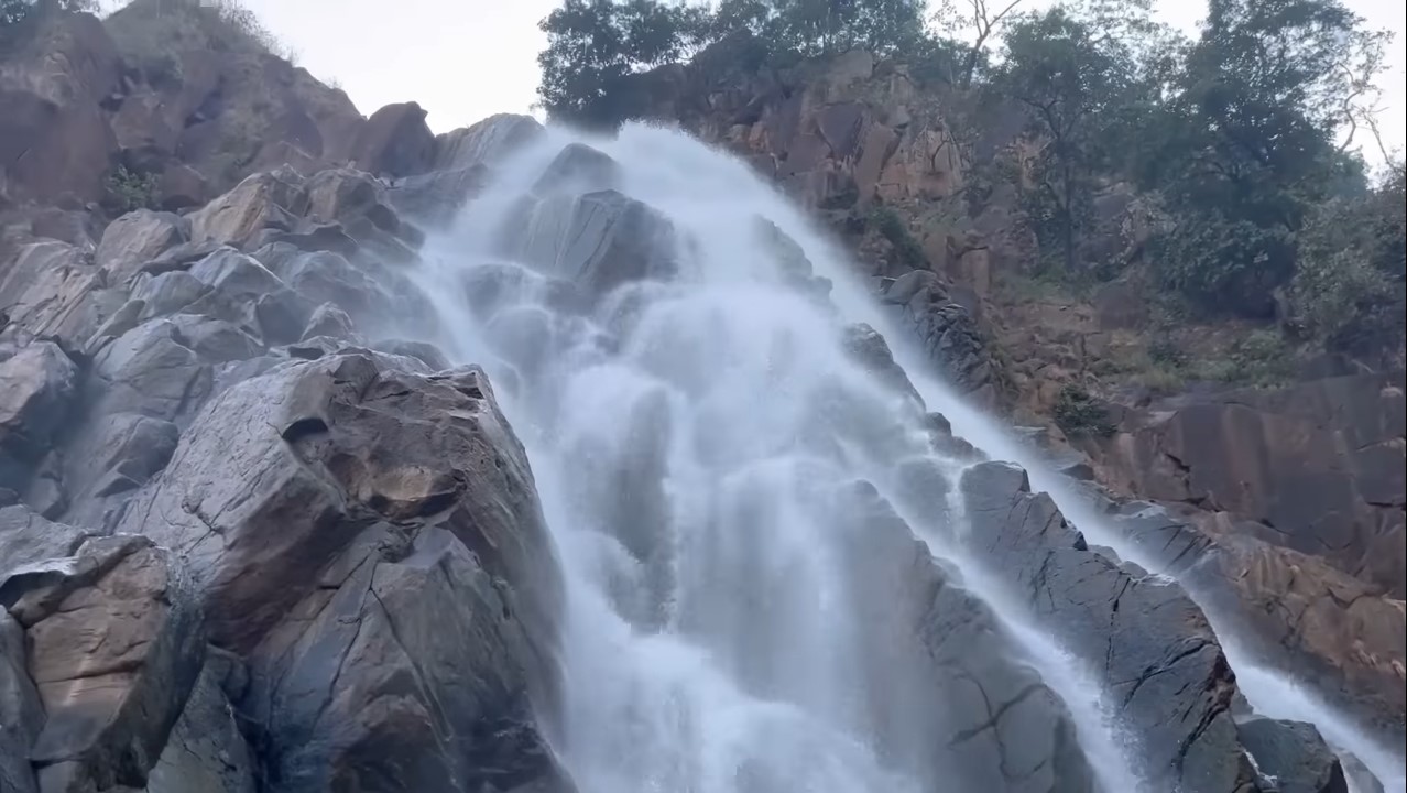 view-of-falling-Lodh-waterfall